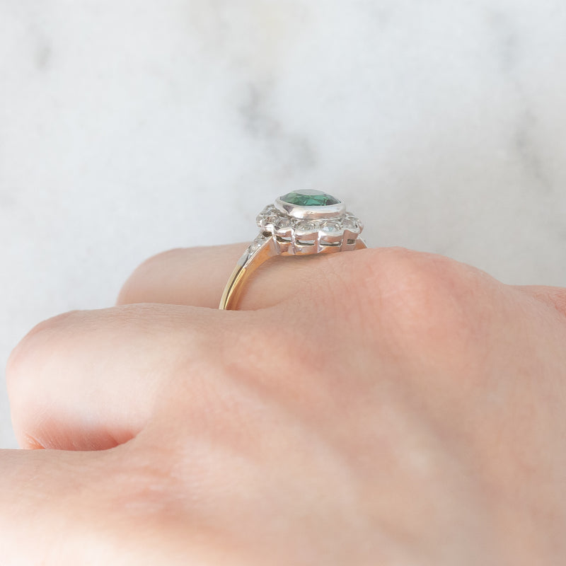 Anello a margherita antico in oro giallo 18K con tormalina verde (1ct ca.) e diamanti di taglio vecchia miniera (0.50ctw ca.), anni ‘20/‘30