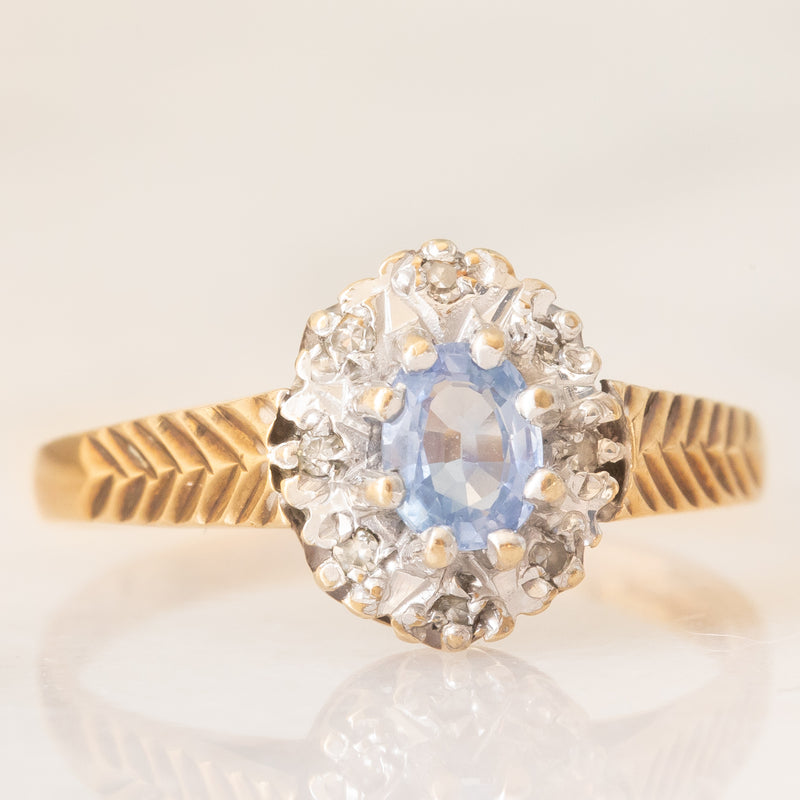 Anello a margherita in oro giallo 9K con zaffiro (0.35ct ca.) e diamanti (0.04ctw ca.), anno 1991