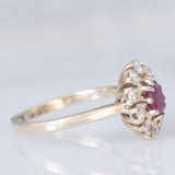 Anello a margherita vintage in oro bianco 14K con rubino (0.50ct ca.) e diamanti (0.30ctw ca.), anni ‘70/‘80