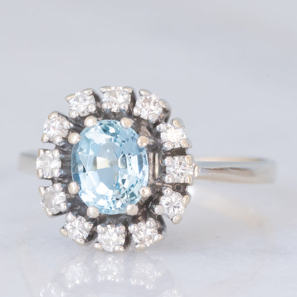 Anello a margherita vintage in oro bianco 14K con acquamarina (0.70ct ca.) e diamanti di taglio brillante (0.24ctw ca.), anni ‘70