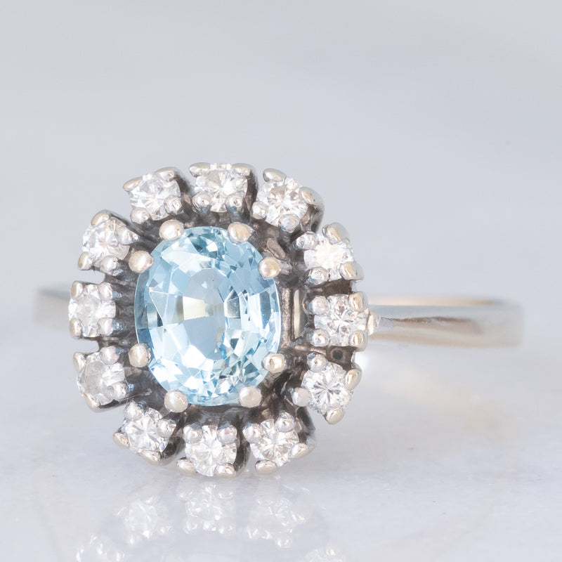 Anello a margherita vintage in oro bianco 14K con acquamarina (0.70ct ca.) e diamanti di taglio brillante (0.24ctw ca.), anni ‘70