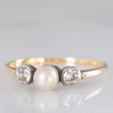 Trilogy antico in oro giallo 14K e argento con diamanti di taglio vecchia miniera (0.20ctw ca.) e perla bianca, anni ‘10/‘20