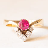 Ring aus 14-karätigem Gelb- und Weißgold mit synthetischem Rubin (ca. 0.90 ct) und Diamanten im Brillantschliff (ca. 0.50 ctw), 20er Jahre