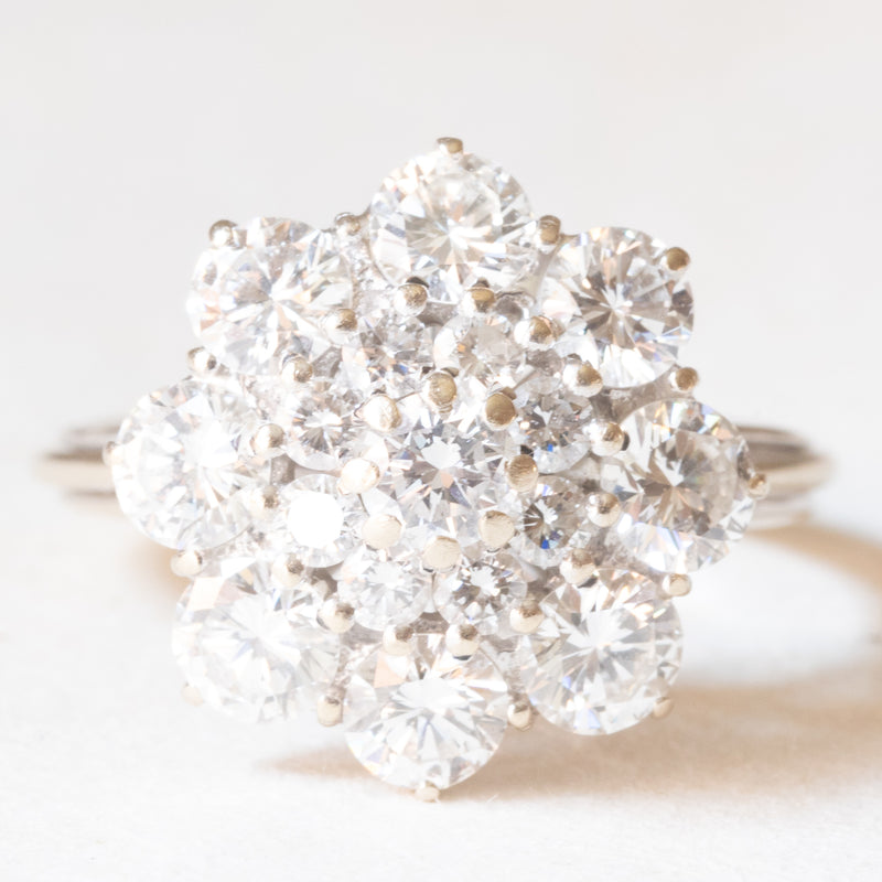 Anello a margherita vintage in oro bianco 18K con diamanti di taglio brillante (2.60ctw ca.), anni ‘70