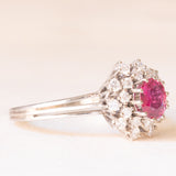 Vintage-Gänseblümchenring aus 18-karätigem Weißgold mit Rubinen (ca. 1 ct) und Diamanten im Brillantschliff (ca. 0.65 ctw), 70er Jahre