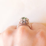 Vintage 14K white gold daisy ring with green tourmaline (0.70ct approx.) and brilliant cut diamonds (0.50ctw approx.), 70s