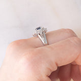 Anello a margherita vintage in platino con zaffiro (0.30ct) e diamanti (0.32ctw), anni ‘80