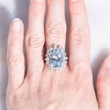 Anello a margherita vintage in oro bianco 8K con acquamarina (5.18ct ca.) e diamanti di taglio brillante e di taglio marquise (2.50ctw ca.), anni ‘70/‘80