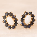 Boucles d'oreilles vintage en forme de fleur en or jaune 9 carats avec saphirs (environ 0.40 ct au total) et opales (environ 0.30 ct au total), années 80