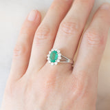 Anello a margherita in oro bianco 18K con smeraldo (1ct ca.) e diamanti di taglio brillante (0.50ctw ca.), anni ‘60