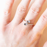 Moderner Contrarier-Ring aus 10 Karat Gelb- und Weißgold mit Spinellen (ca. 0.90 ctw) und Diamanten, Jahr 2016