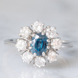 Bague marguerite vintage en or blanc 14 carats avec saphir (environ 0.75 ct) et diamants taille brillant (environ 0.64 ct), années 60/70