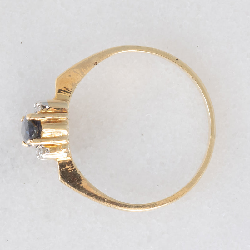 Anello vintage in oro giallo 18K con zaffiro (0.35ct ca.) e diamanti (0.04ctw ca.)