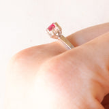 Vintage-Trilogie aus 18 Karat Weißgold mit Rubin (ca. 1 ct) und Diamanten im Brillantschliff (ca. 0.42 ctw)