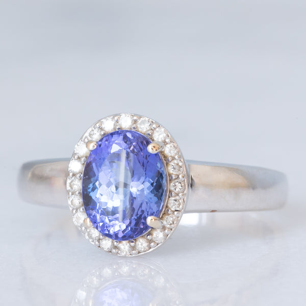 Anello a margherita vintage in oro bianco 18K con tanzanite (2.30ct ca.) e diamanti di taglio brillante (0.20ctw ca.), anno ‘70/‘80