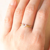 Anello a “V” vintage in oro giallo e bianco 9K con diamanti, anni ‘70