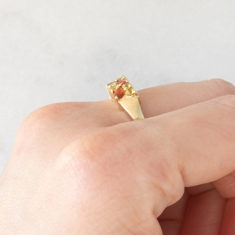 Anello vintage in oro giallo 9K con zaffiri sintetici arancioni e gialli (0.80ctw ca.), anni ‘90