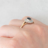 Anello a margherita vintage in oro giallo e bianco 9K con zaffiro (0.60ct ca.) e diamanti (0.12ctw ca.), anno 1991