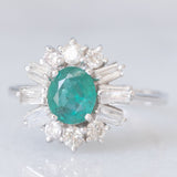 Bague ballerine vintage en or blanc 18 carats avec émeraude (0.70 ct environ) et diamants taille brillant et taille conique (1 ct environ), années 70