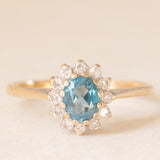 Anello a margherita vintage in oro giallo e bianco 9K con topazio azzurro (0.40ct ca.) e diamanti (0.12ctw ca.), anni ‘90