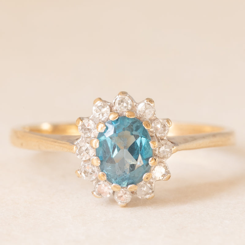 Anello a margherita vintage in oro giallo e bianco 9K con topazio azzurro (0.40ct ca.) e diamanti (0.12ctw ca.), anni ‘90