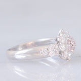 Anello a fiore in platino con diamanti fancy rosa (0.15ctw) e diamanti bianchi (0.86ctw), anni ‘90/anni ‘2000