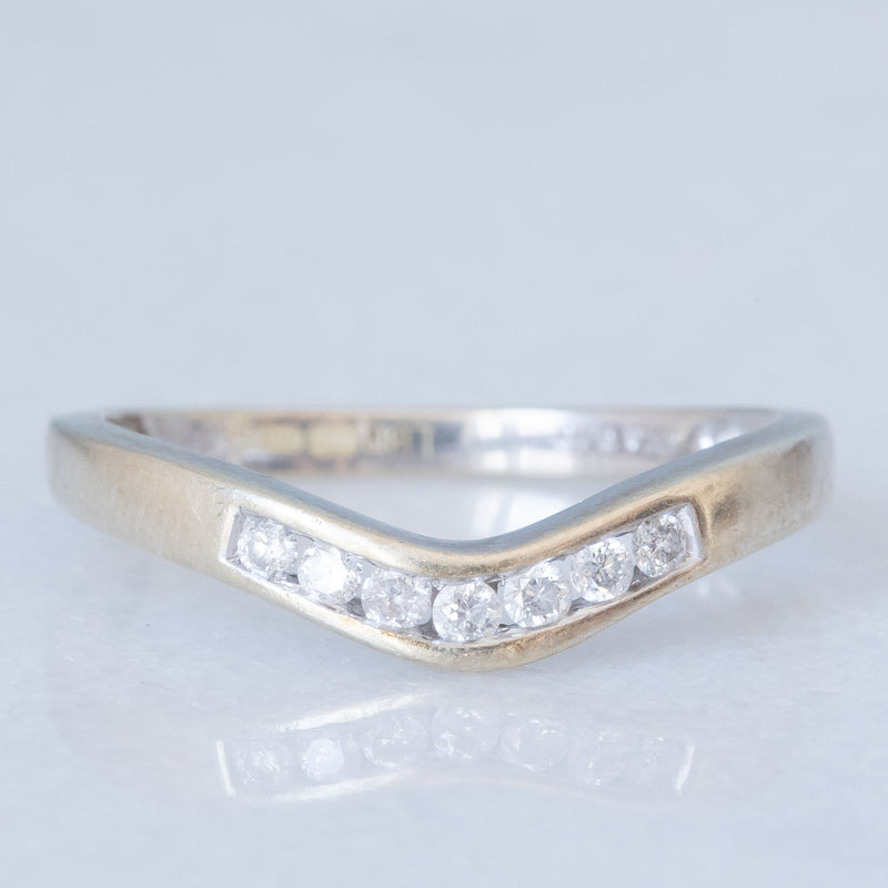 Anello a “V” vintage in oro bianco 9K con diamanti (0.10ctw ca.)