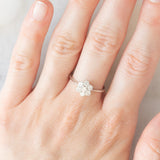 Anello a margherita vintage in oro bianco 14K con diamanti di taglio brillante (0.55ctw ca.), anni ‘80