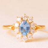 Vintage-Gänseblümchenring aus 18-karätigem Gelbgold mit blauem Topas (ca. 0.80 ct) und Diamanten im Brillantschliff (ca. 0.50 ctw), 70er Jahre