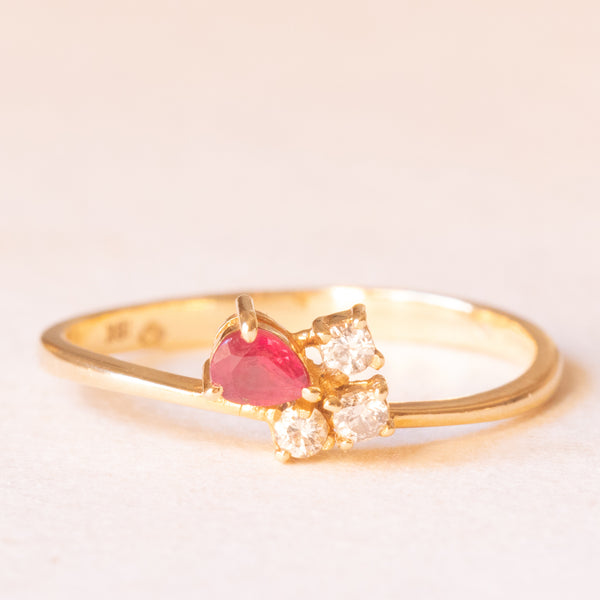 Anello vintage in oro giallo 18K con rubino sintetico (0.12ct ca.) e diamanti di taglio brillante (0.09ctw ca.), anni ‘80/‘90