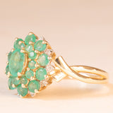 Anello a fiore vintage in oro giallo 14K con smeraldi (2ctw ca.) e diamanti (0.10ctw ca.), anni ‘70/‘80