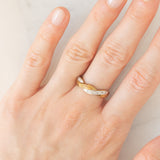 Anello vintage con design intrecciato in oro giallo e bianco 9K con diamanti, anni ‘80/‘90