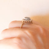Vintage-Gänseblümchen-Ring aus 9-karätigem Gelb- und Weißgold mit blauem Topas (ca. 1.40 ct) und Diamanten (ca. 0.08 ctw), Jahr 1992