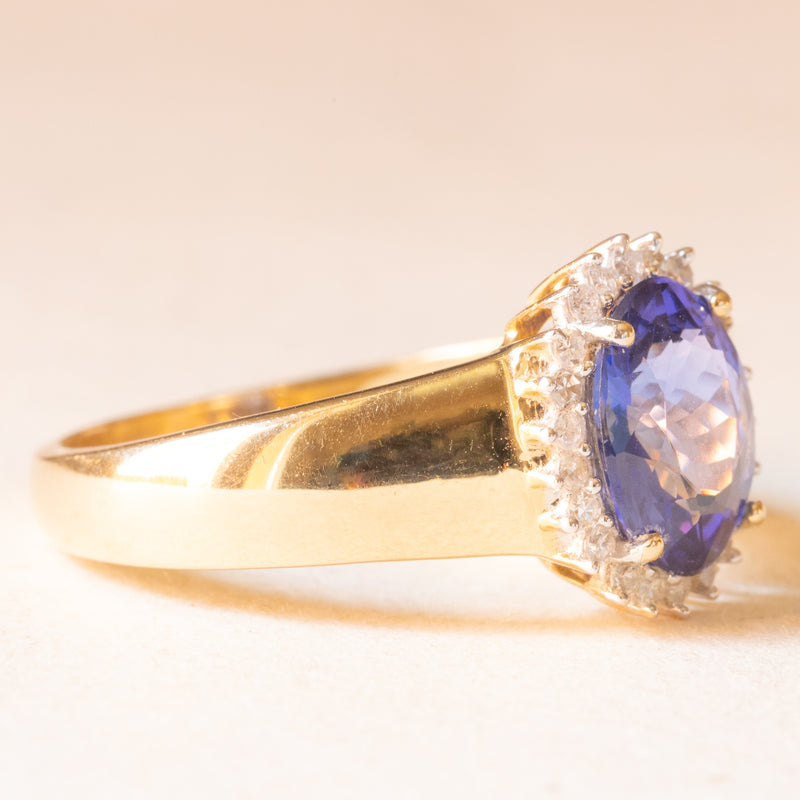 Anello a margherita con fascia in oro giallo 14K con tanzanite (2.50ct ca.) e diamanti (0.22ctw ca.), anni ‘70/‘80