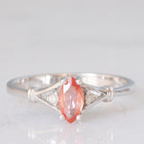 Trilogy vintage in oro bianco 14K con topazio arancione (0.34ct ca.) e diamanti di taglio brillante (0.02ctw ca.), anni ‘80/‘90
