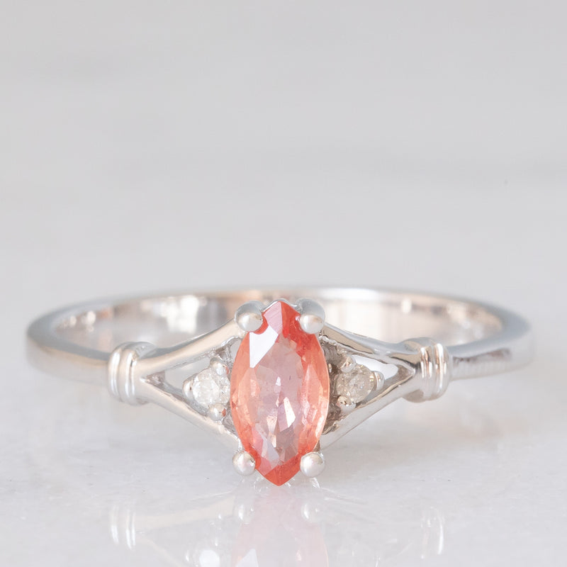 Trilogy vintage in oro bianco 14K con topazio arancione (0.34ct ca.) e diamanti di taglio brillante (0.02ctw ca.), anni ‘80/‘90