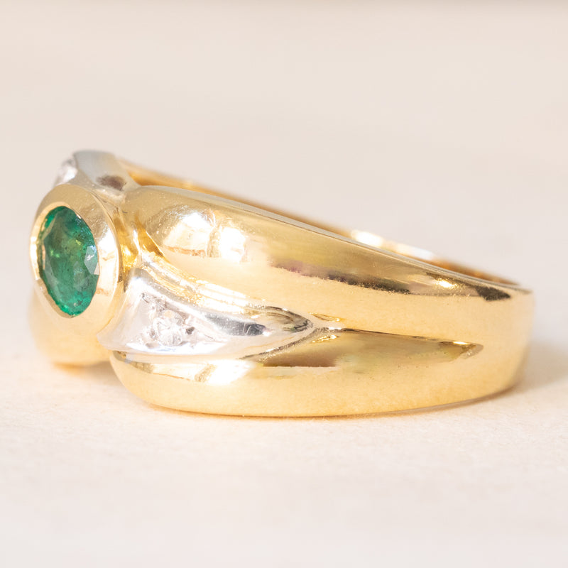 Anello vintage in oro giallo e bianco 18K con smeraldo (0.35ct ca.) e diamanti (0.04ctw ca.), anni ‘70