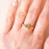 Vintage 18K yellow gold ring with peridot (0.75ct approx.) and diamonds (0.06ctw approx.), 70s/80s