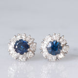 Orecchini a margherita vintage in oro bianco 14K con topazi blu (0.70ctw ca.) e diamanti (0.32ctw ca.), anni ‘70