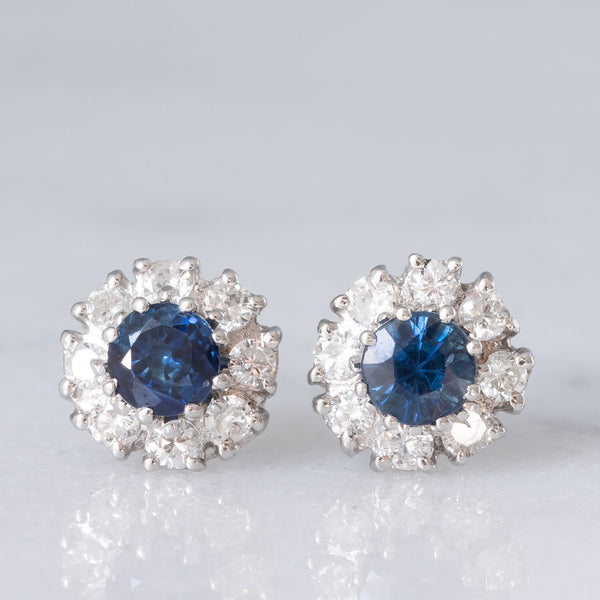 Orecchini a margherita vintage in oro bianco 14K con topazi blu (0.70ctw ca.) e diamanti (0.32ctw ca.), anni ‘70