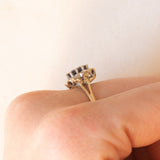 Anello a margherita vintage in oro giallo e bianco 9K con zaffiro (1ct ca.) e diamanti (0.10ctw ca.), anno 1991
