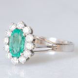 Anello a margherita in oro bianco 18K con smeraldo (1ct ca.) e diamanti di taglio brillante (0.50ctw ca.), anni ‘60