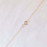 Collana vintage con catenina in oro giallo 9K con ciondolo a forma di croce in oro giallo 9K con apatiti (0.40ctw ca.) e diamanti