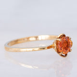 Solitario vintage in oro giallo 9K con zaffiro arancione sintetico (0.56ct)