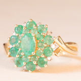 Anello a fiore vintage in oro giallo 14K con smeraldi (2ctw ca.) e diamanti (0.10ctw ca.), anni ‘70/‘80