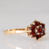Bague fleur vintage en or jaune 9 carats avec grenats (environ 0.70 ct au total), 1977