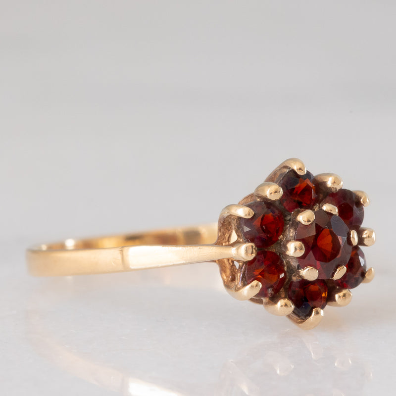 Anello a fiore vintage in oro giallo 9K con granati (0.70ctw ca.), anno 1977