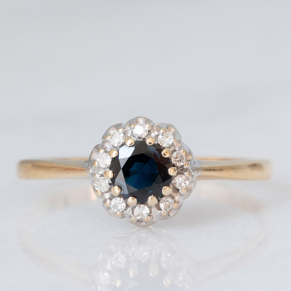 Anello a margherita vintage in oro giallo e bianco 9K con zaffiro (0.30ct ca.) e diamanti (0.10ctw ca.), anni ‘80