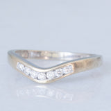 Anello a “V” vintage in oro bianco 9K con diamanti (0.10ctw ca.)