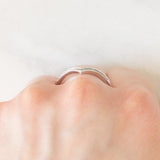 Anello a “V” in oro bianco 9K con diamanti di taglio tapered, anni ‘90